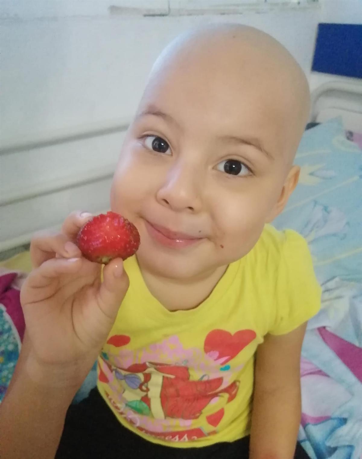 Niña con frutilla en hospital
